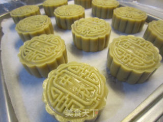 美味松仁红豆沙月饼的做法步骤：14