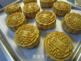 美味松仁红豆沙月饼的做法步骤：16