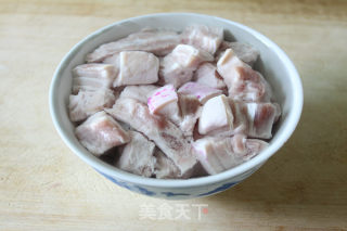 闻着香浓吃起来软糯而不腻——百叶结红烧肉的做法步骤：1