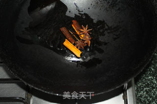 闻着香浓吃起来软糯而不腻——百叶结红烧肉的做法步骤：4