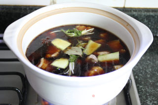 闻着香浓吃起来软糯而不腻——百叶结红烧肉的做法步骤：6