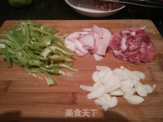 青椒炒肉的做法步骤：1