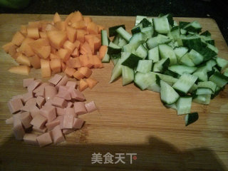 双色菜丁（黄瓜  胡萝卜  火腿）的做法步骤：1