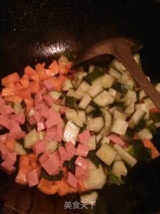 双色菜丁（黄瓜  胡萝卜  火腿）的做法步骤：3