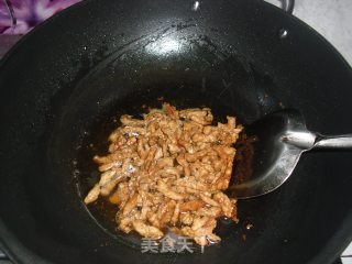 鸡腿菇香干炒肉丝的做法步骤：5