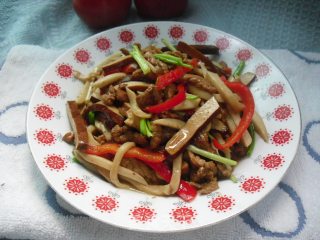 鸡腿菇香干炒肉丝的做法步骤：9