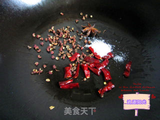 麻辣花生--可媲美黄飞鸿的麻辣花生的做法步骤：1