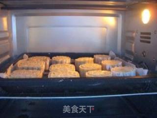 莲蓉蛋黄月饼的做法步骤：14