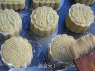 莲蓉蛋黄月饼的做法步骤：15