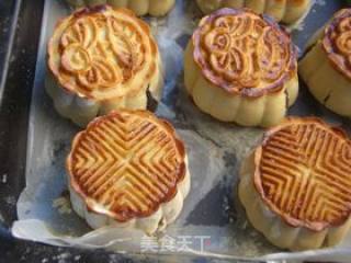 莲蓉蛋黄月饼的做法步骤：16