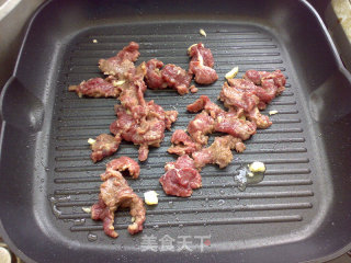 牛肉炒秋葵的做法步骤：2