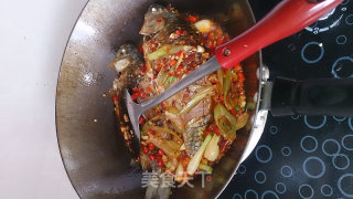 家常葱葱鲫鱼的做法步骤：11