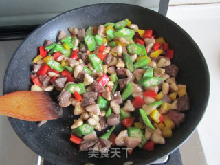 彩椒菱角牛肉粒的做法步骤：6