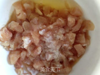 香肠豌豆炒鸡肉的做法步骤：1
