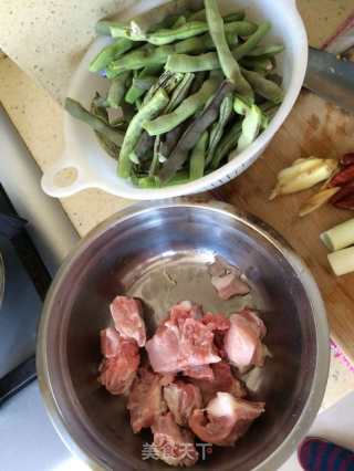 排骨豆角的做法步骤：1