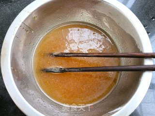 莲蓉蛋黄月饼的做法步骤：2