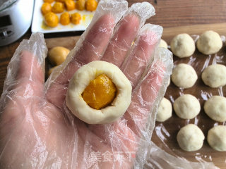 莲蓉蛋黄月饼的做法步骤：9