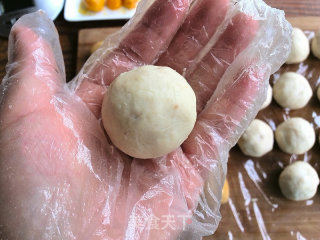 莲蓉蛋黄月饼的做法步骤：10