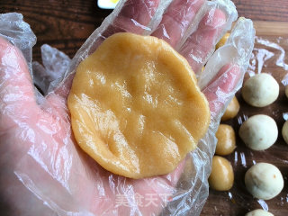 莲蓉蛋黄月饼的做法步骤：12