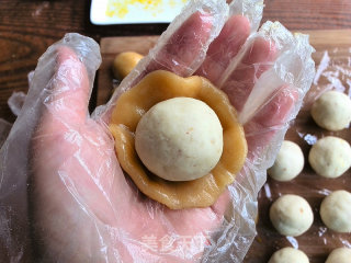莲蓉蛋黄月饼的做法步骤：13