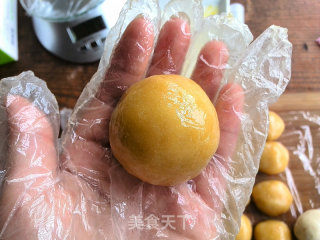 莲蓉蛋黄月饼的做法步骤：15