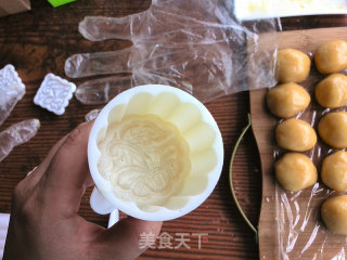 莲蓉蛋黄月饼的做法步骤：16
