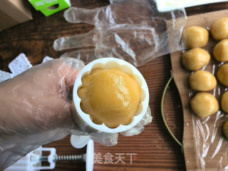莲蓉蛋黄月饼的做法步骤：17
