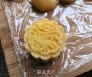 莲蓉蛋黄月饼的做法步骤：18