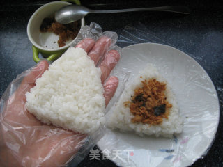 肉松饭团的做法步骤：10
