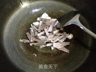 [咸肉丝炒西芹百合]-----秋季餐桌经典菜的做法步骤：3