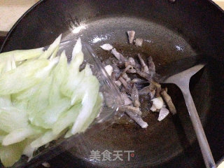 [咸肉丝炒西芹百合]-----秋季餐桌经典菜的做法步骤：4