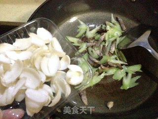 [咸肉丝炒西芹百合]-----秋季餐桌经典菜的做法步骤：5