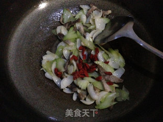 [咸肉丝炒西芹百合]-----秋季餐桌经典菜的做法步骤：7