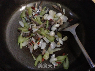 [咸肉丝炒西芹百合]-----秋季餐桌经典菜的做法步骤：8