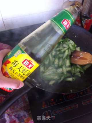 蚝油秋葵炒鸡蛋的做法步骤：4