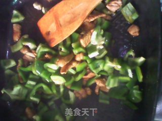 菜椒炒油面的做法步骤：4