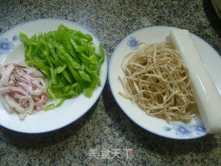 青椒肉丝年糕炒面的做法步骤：1
