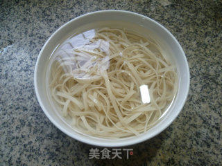 青椒肉丝年糕炒面的做法步骤：4