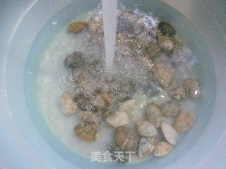 青椒炒花蛤的做法步骤：2