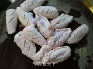 可乐鸡翅的做法步骤：1