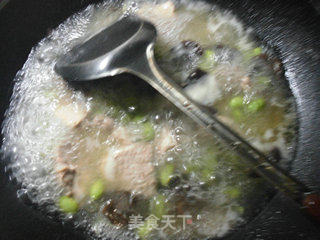 黑木耳毛豆烧猪大排的做法步骤：5