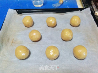 广式莲蓉蛋黄月饼的做法步骤：15