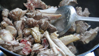 压榨笋老鸭煲的做法步骤：2