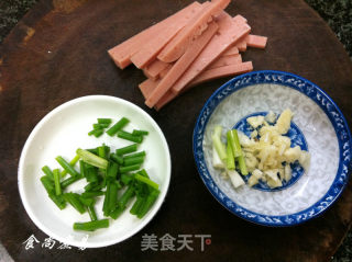 茭白炒火腿的做法步骤：3