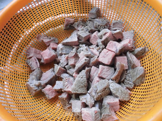 番茄土豆炖牛肉的做法步骤：1