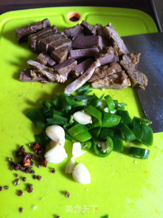 白菜牛肉炖冻豆腐的做法步骤：1