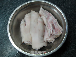 卤猪蹄的做法步骤：1