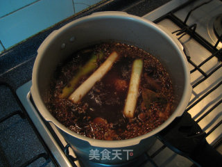 卤猪蹄的做法步骤：8