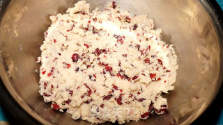 广式白豆沙蔓越莓月饼的做法步骤：7
