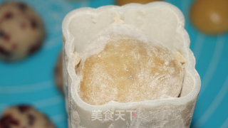 广式白豆沙蔓越莓月饼的做法步骤：11